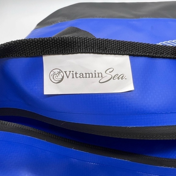 VITAMIN SEA BLUE AND BLACK WATERPROOF AND SAND PROOF ZIPPERED TOTE - Picture 5 of 16